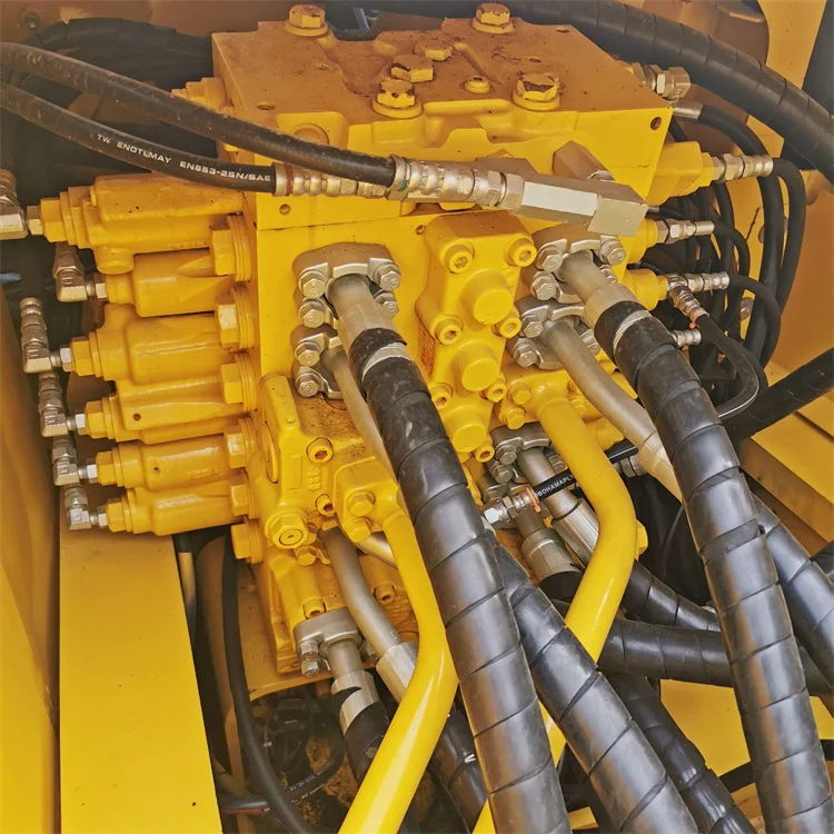 Original Japan Komatsu PC220 Excavator 22 Ton Crawler with 23 KG Operating Weight and 1 Bucket Capacity