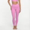 Pantalones rosas con cintura en V.