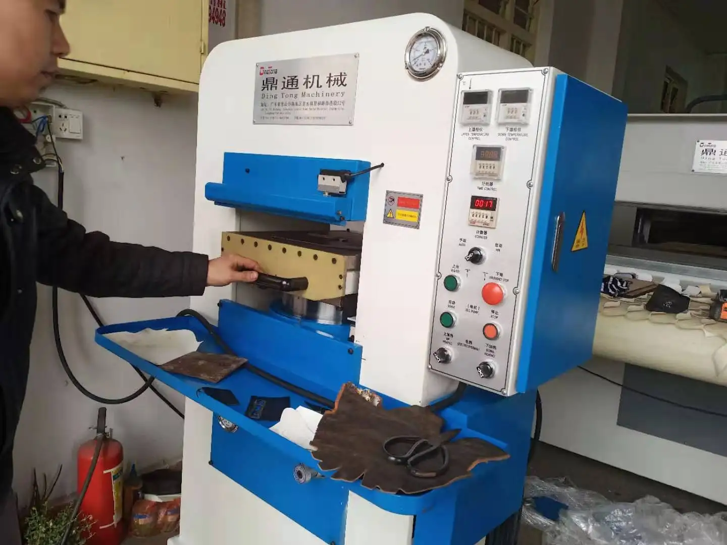 Hydraulic Semi Automatic Leather Embossing Machine 80 Pressure Ton  Leather  Perforating Machine