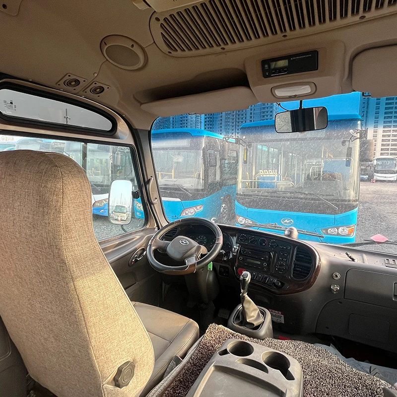 Hyundai Bus Used Minibuses Driving on the Road Luxury Comfortable Seats diesel Cheap Low Price 20 Seats