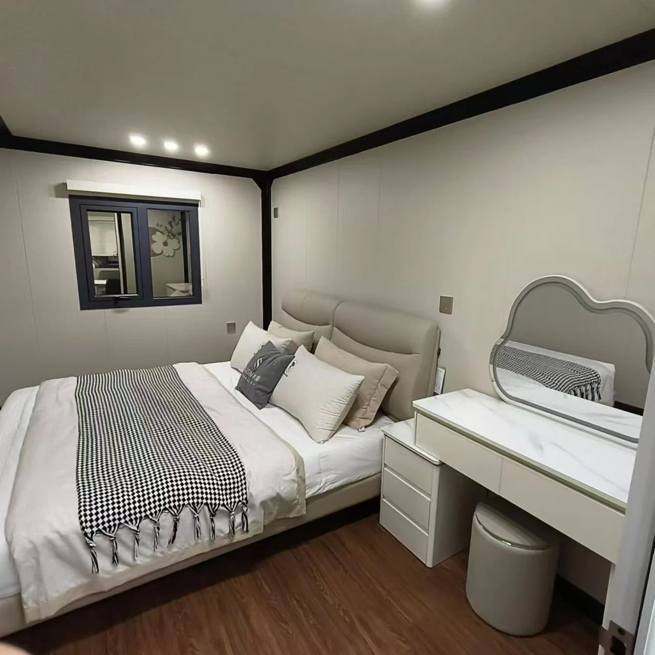 37m2 Expandable 40ft Steel Container Prefab Modular Home  Sandwich Panel for Home Office 20 30 40ft Size Application for Bedroom