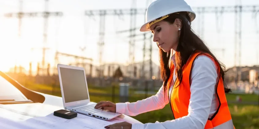 NIGHTHAWK M7 Ultra M7500 5G MmWave WiFi 7 5.8Gbps with 2.5G Ethernet Mobile Hotspot Router 3