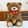 Orso bruno che tiene dei fiori