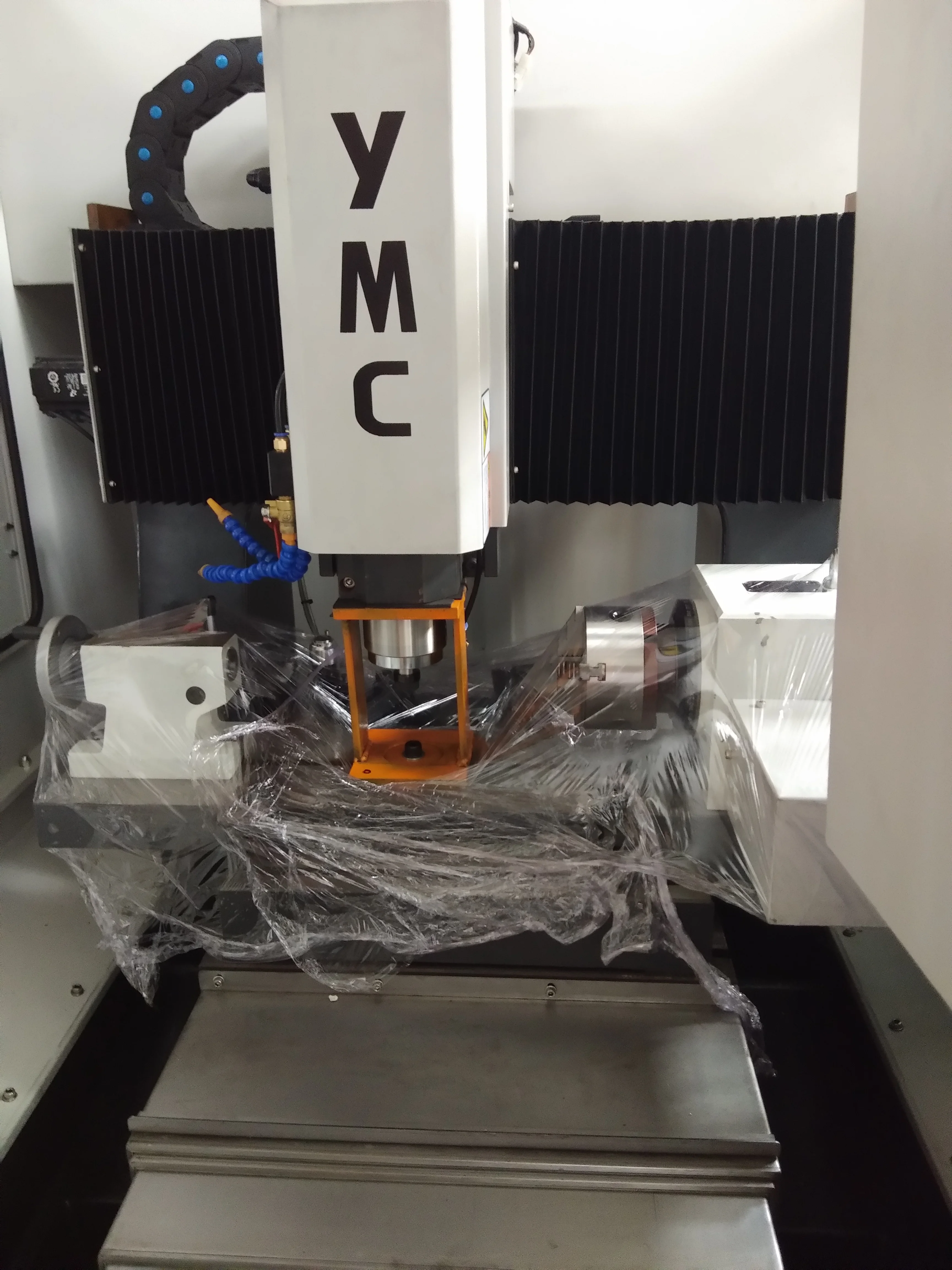 
 Maxtors небольшого размера вертикальный настольный ЧПУ фрезерный станок для фрезерования и гравирования XYZ путешествия 450x350x150 мм YMC-4535  