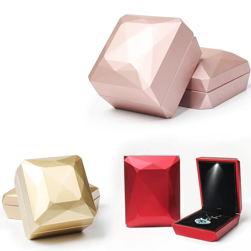 High Quality Diamond Parcel Button Battery LED Light Jewelry Box Plastic Ring Pendant Necklace Storage Gift Case Packaging