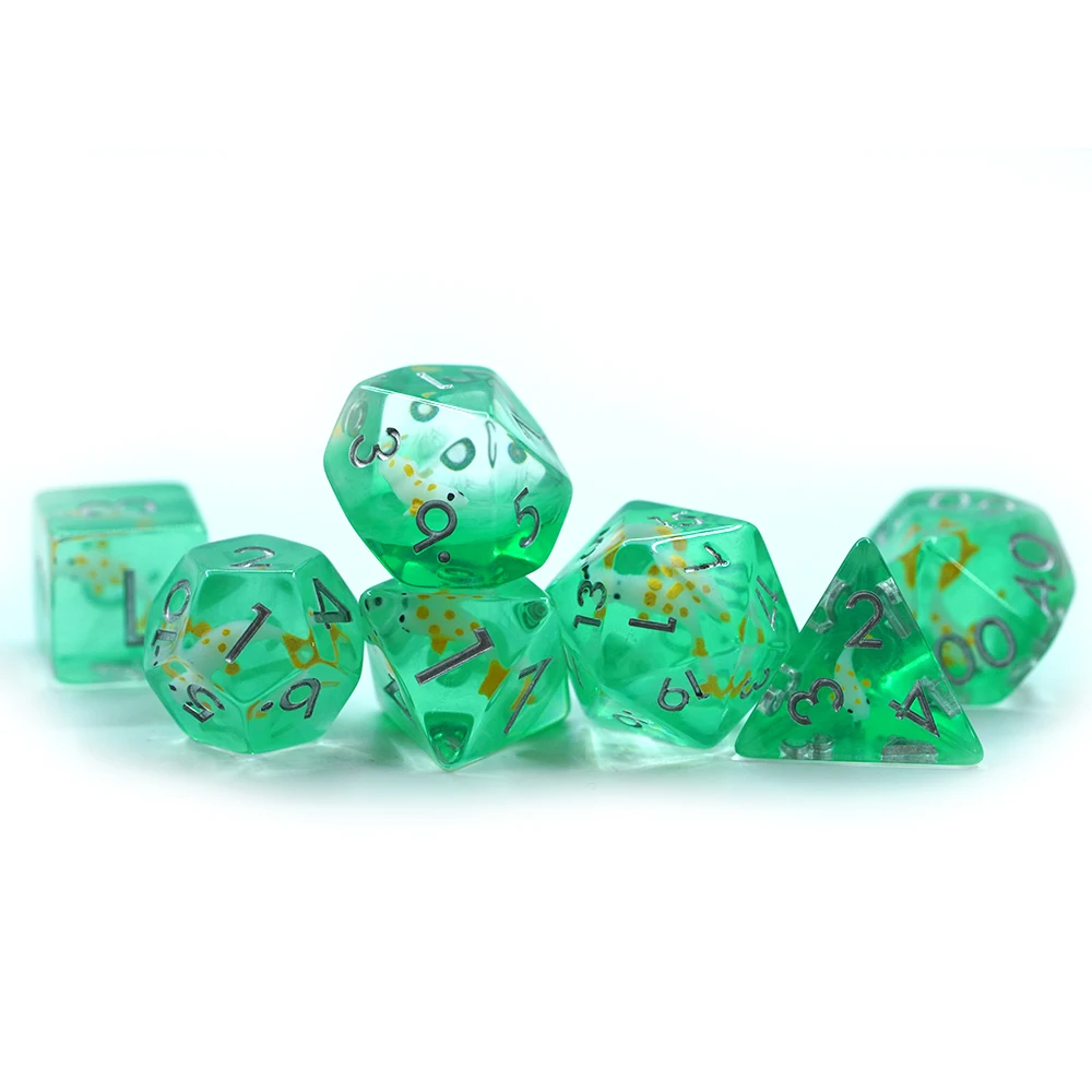Conxunto de dados DND verdes artesanais de resina poliédrica con incrustacións douradas para xogo RPG