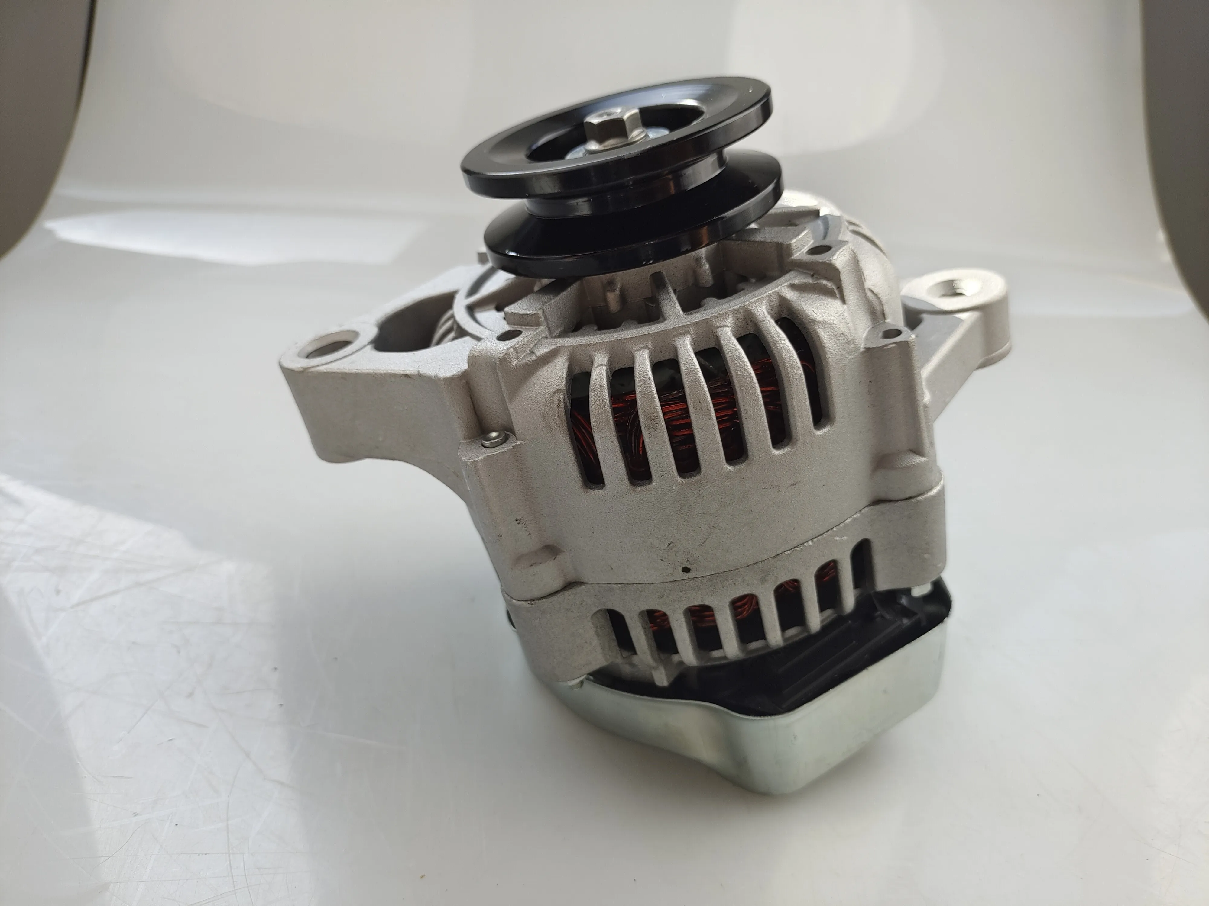 Kubota D1703 L3608トラクター部品TC339-15682マイクロオルタネーター