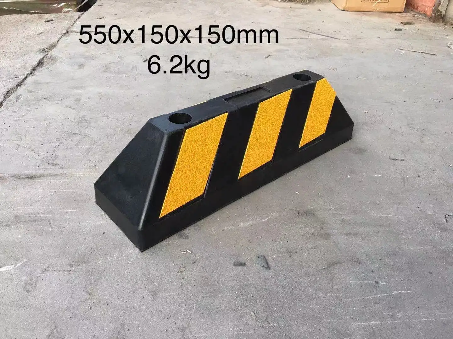 Factory Price 550*150*150Mm Car Parking Curbs Regular Reflective Rubber Wheel Stopper supplier