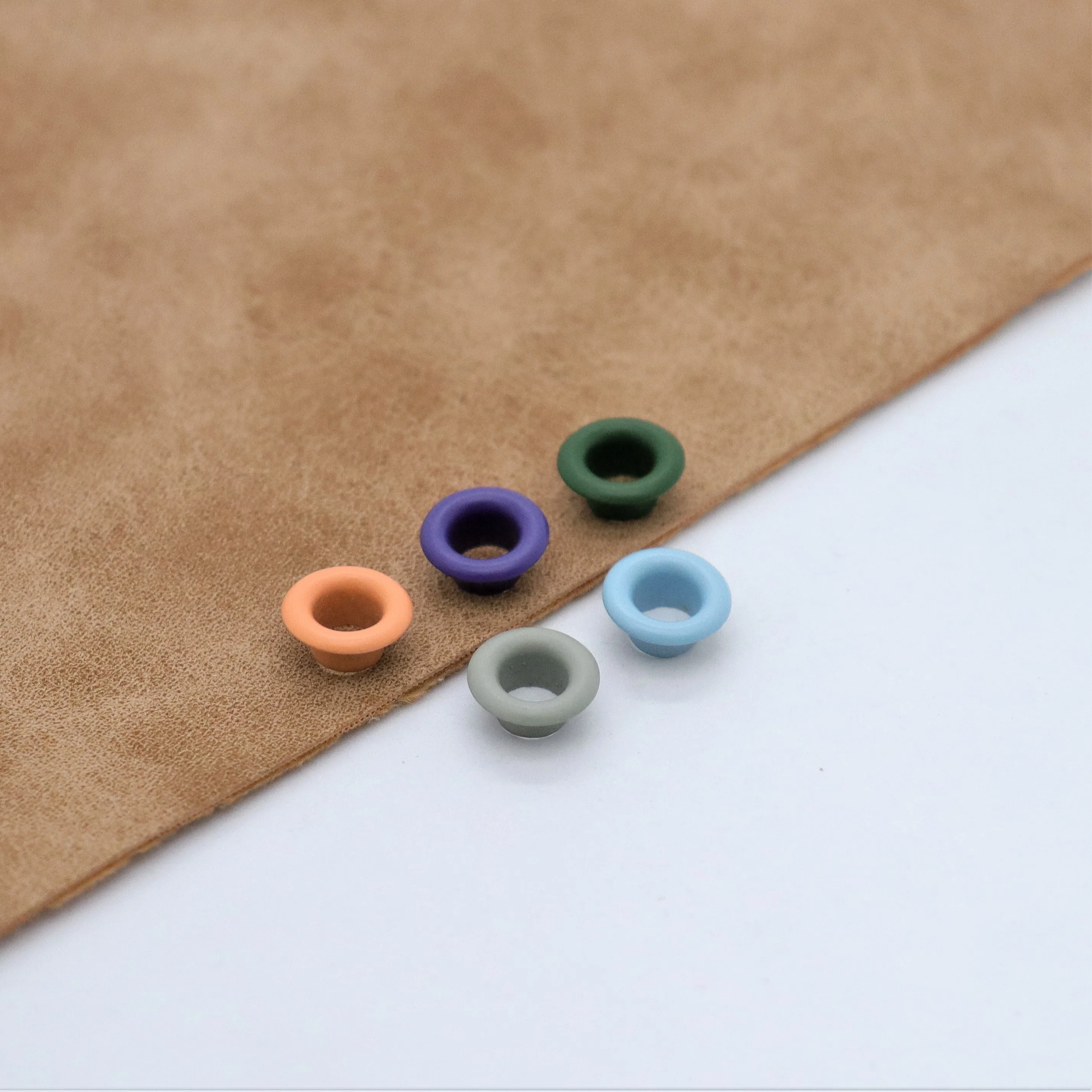 Заводские металлические люверсы разных размеров под заказ латунные из нержавеющей стали для одежды