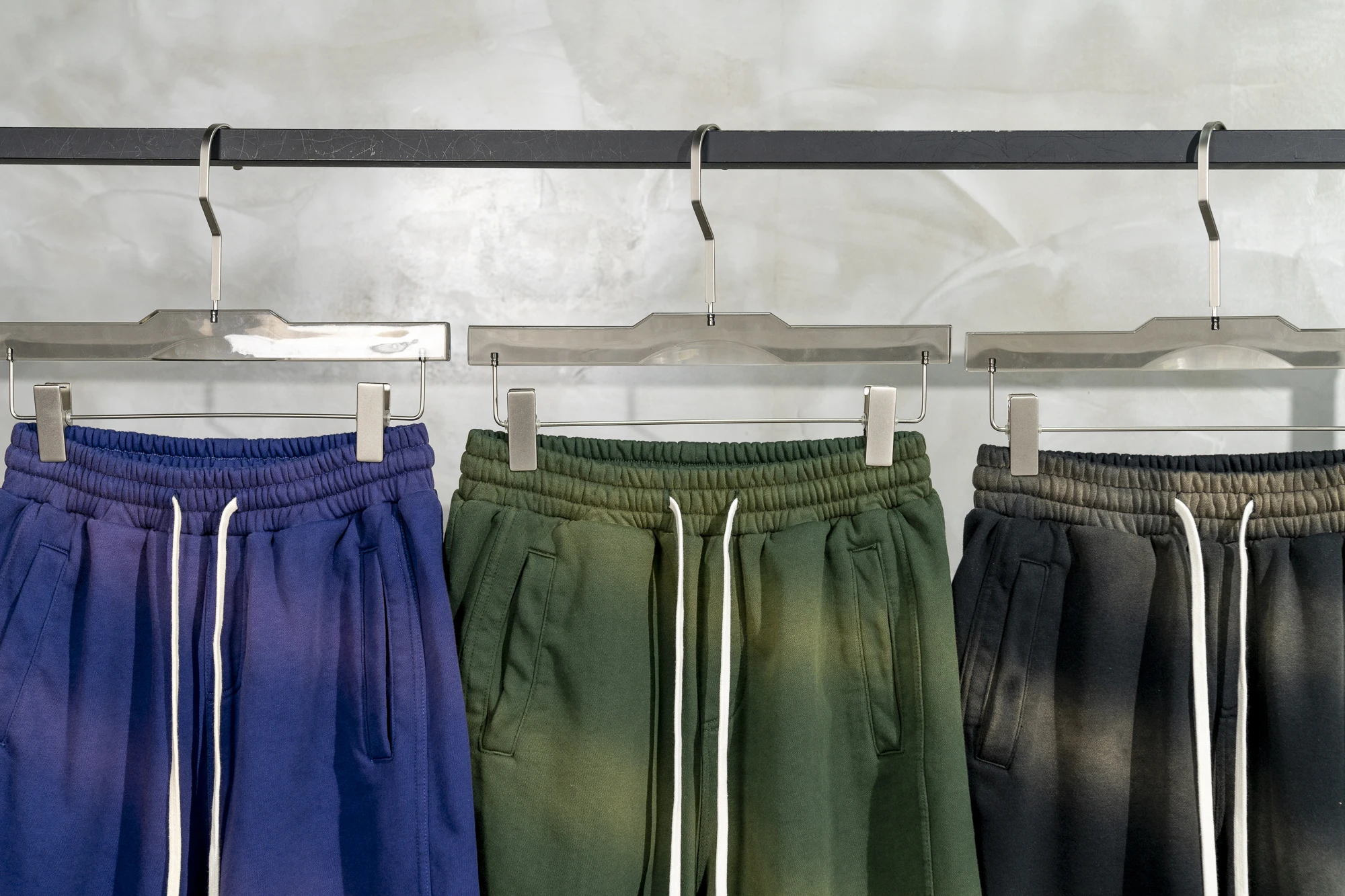 Benutzerdefinierte Herren Vintage Sonnenfärbung verblassen Sweat Baumwollshorts Distressed Cut Edge Puffdruck Herren Sommer Acid Wash Shorts365_voghion.com