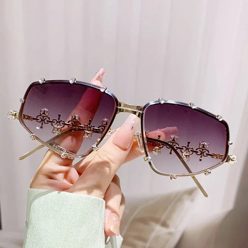 Gold Designer Sunglasses - Fashionable & UV400 Protection display picture 1