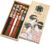 Ensemble de 5 baguettes avec motif de beauté Ukiyo-e, présentées dans une boîte en bois de paulownia.