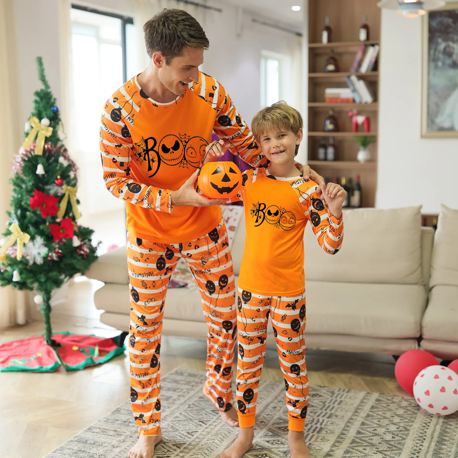 Conjunto de pijama con diseño de calabazas y pantalones de cintura elástica con estampado de rayas de Halloween para niños 