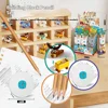 Un taille-crayon, une gomme et trois stylos