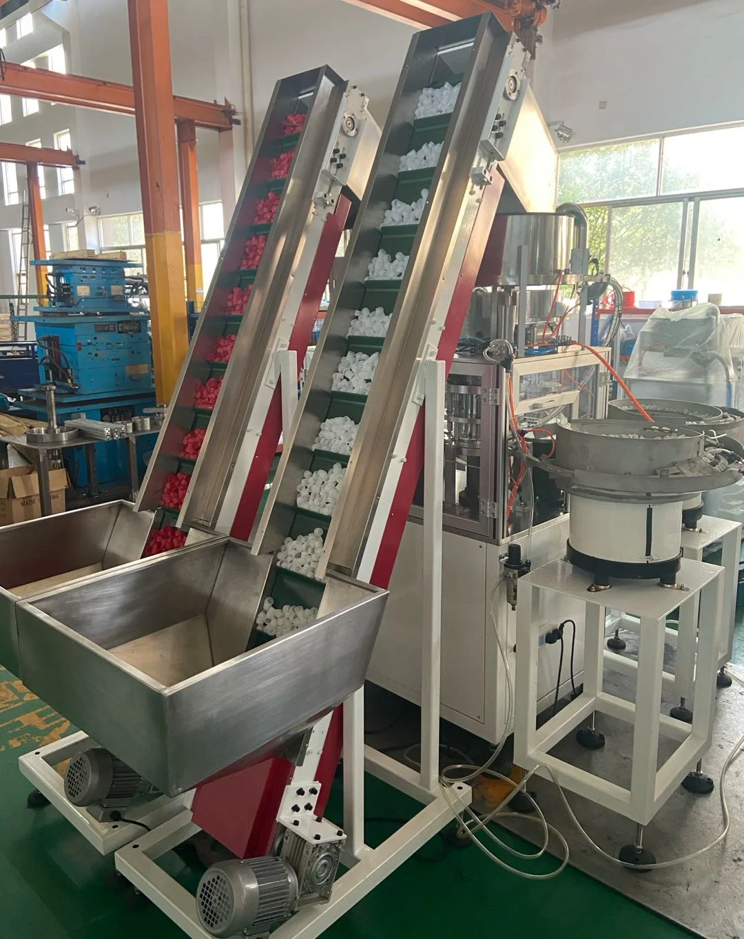 Automatic Put Liner and Safe Ring and Plug Into Cap Capping Assembly Machine Totally Four Parts Assembling