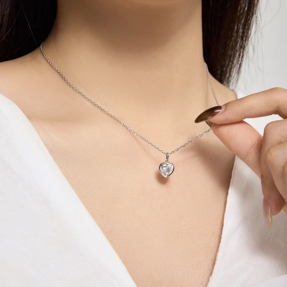 KAKODIY's best choice for Valentine's Day gift 925 sterling silver rhodium-plated 18K gold chain 5A zircon heart-shaped love pendant necklace detail 2