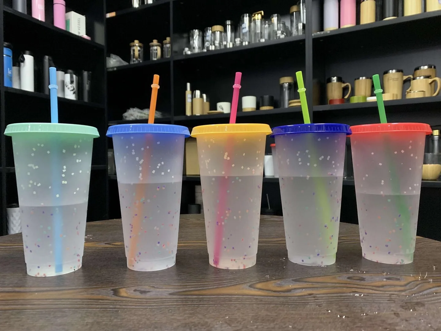 Многоразовые дорожные чашки 24 унции 16 унций пластиковые бутылки для воды кофейные кружки термочувствительность градиент питьевая меняющая цвет