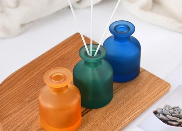 Decorative 200ml Aromatherapy Bottle with Lid Round Shaped Black Glass Reed Diffuser Car Room Diffuser Glass Bottle With Lid
