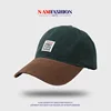 Gorra de béisbol verde oscuro con parche y bloques de color.