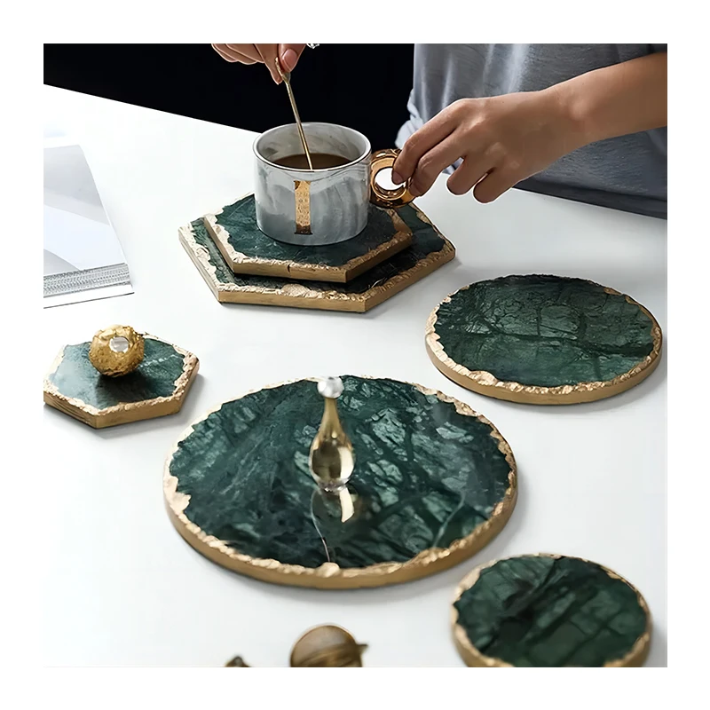 Lüks üslubda qızıl boya ilə bəzədilmiş kənarlı təbii dairəvi formalı qoyu yaşıl mərmər içkilər üçün stəkanaltı, mərmər sənəti