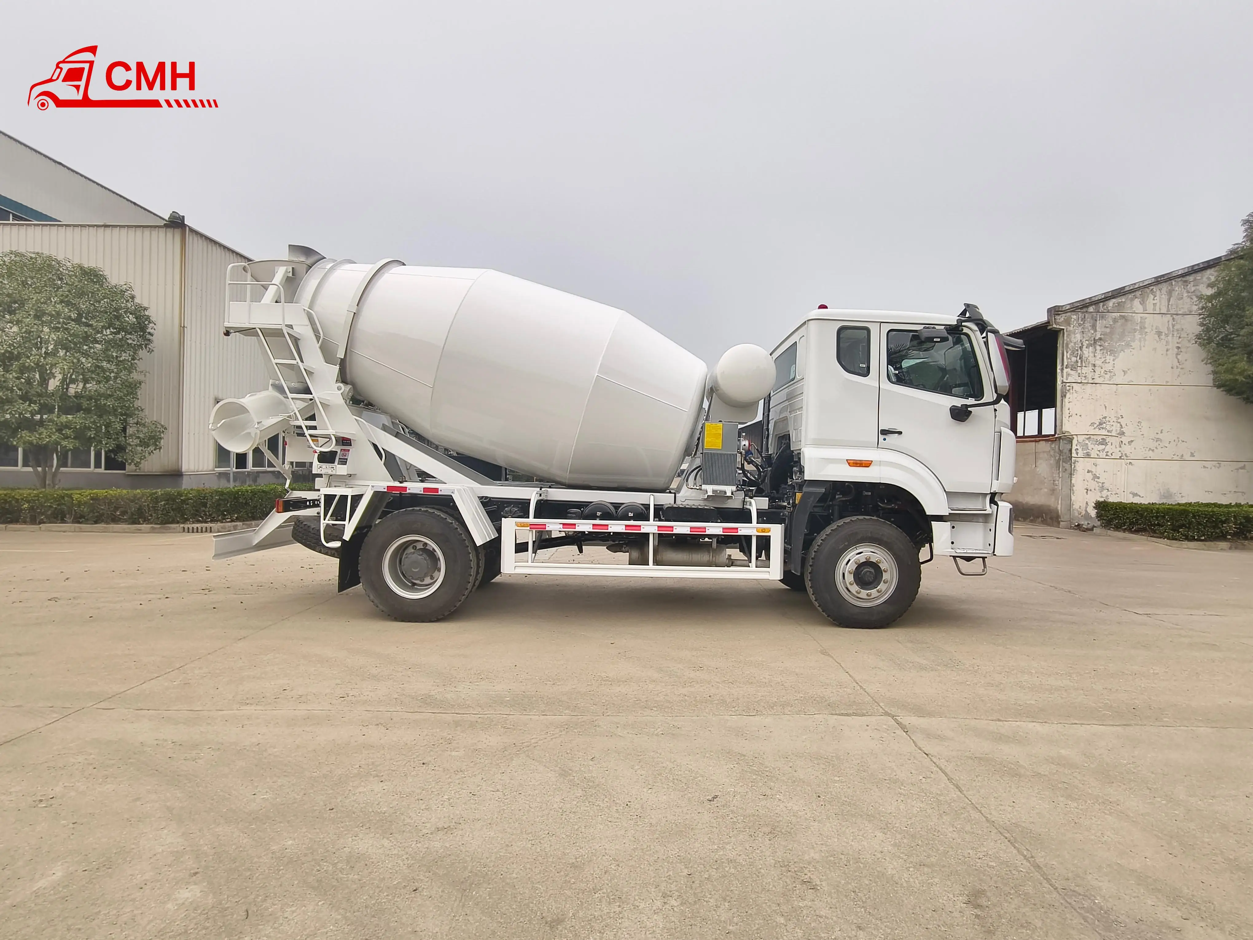SINOTRUK HOWO  4x2  6 Cubic Concrete Mixer Truck LHD/RHD with YUCHAI 220HP Engine & Rear PTO for Africa Market  20% Discount