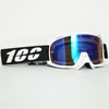 Gafas azules con montura blanca.