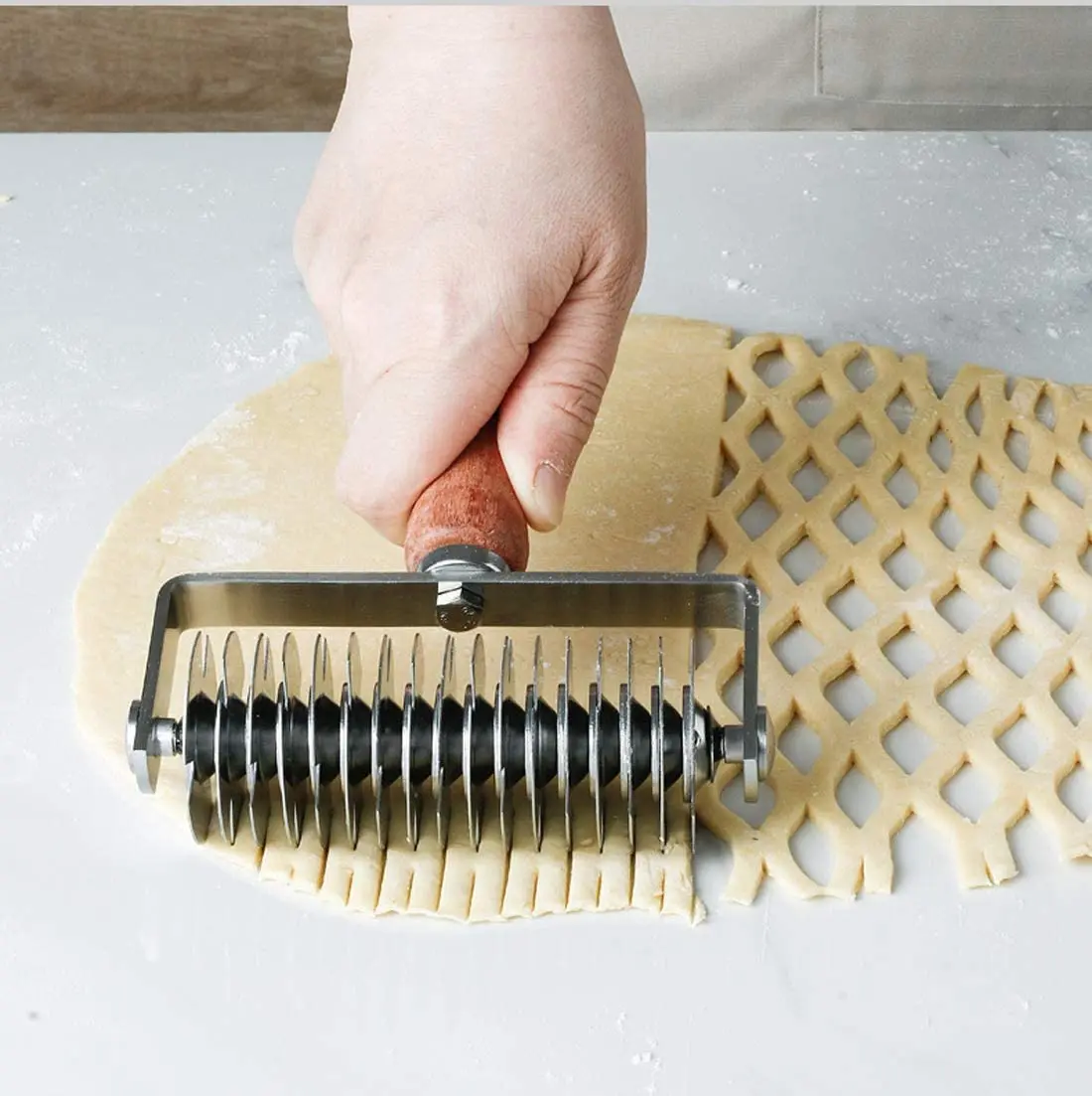 Stainless Steel Dough Roller Cutter With Wood Handle Cookie Pie Dessert Pizza Bread Pastry Crust Roller Cutter