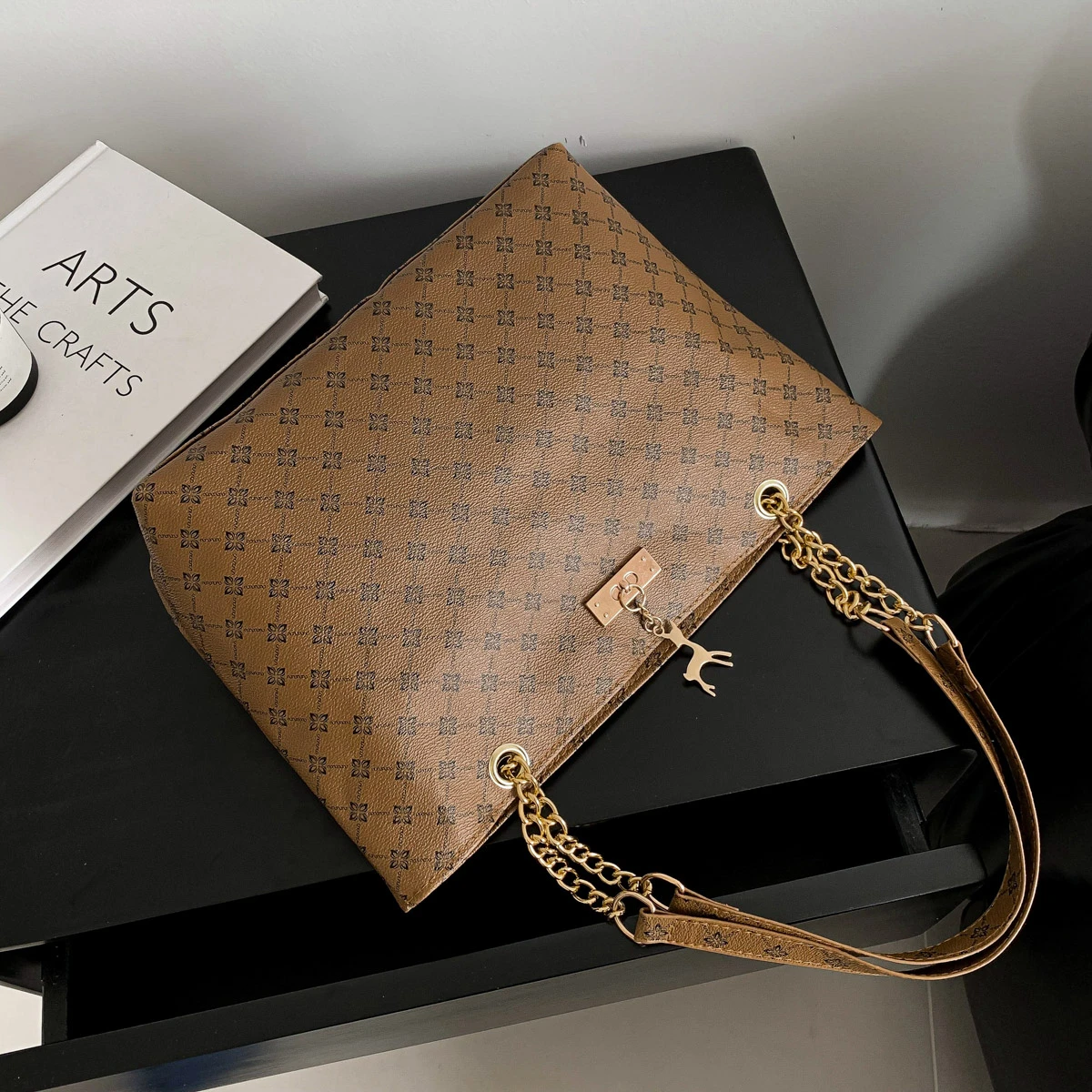 Large Capacity 2025 New Women's Bag Fashionable Commuting Chain Hand-held Shoulder Bag Printed Tote Bag
