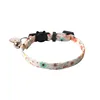 Motif de fleurs blanches de couleur unie
