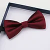 Corbata rojo oscuro con rayas finas.