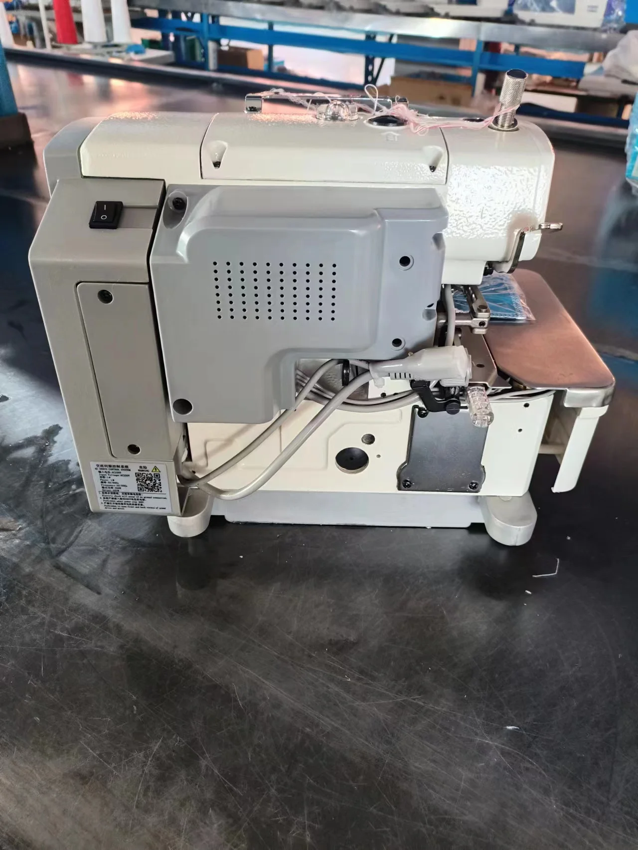 4-Thread Automatic Overlock Industrial Sewing Machine with Auto Thread Trimmer JACK Model Use for Garment Condition