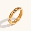 Anillo liso con diamante redondo en oro y blanco.