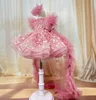 Maniche corte rosa cipria con strascico svasato