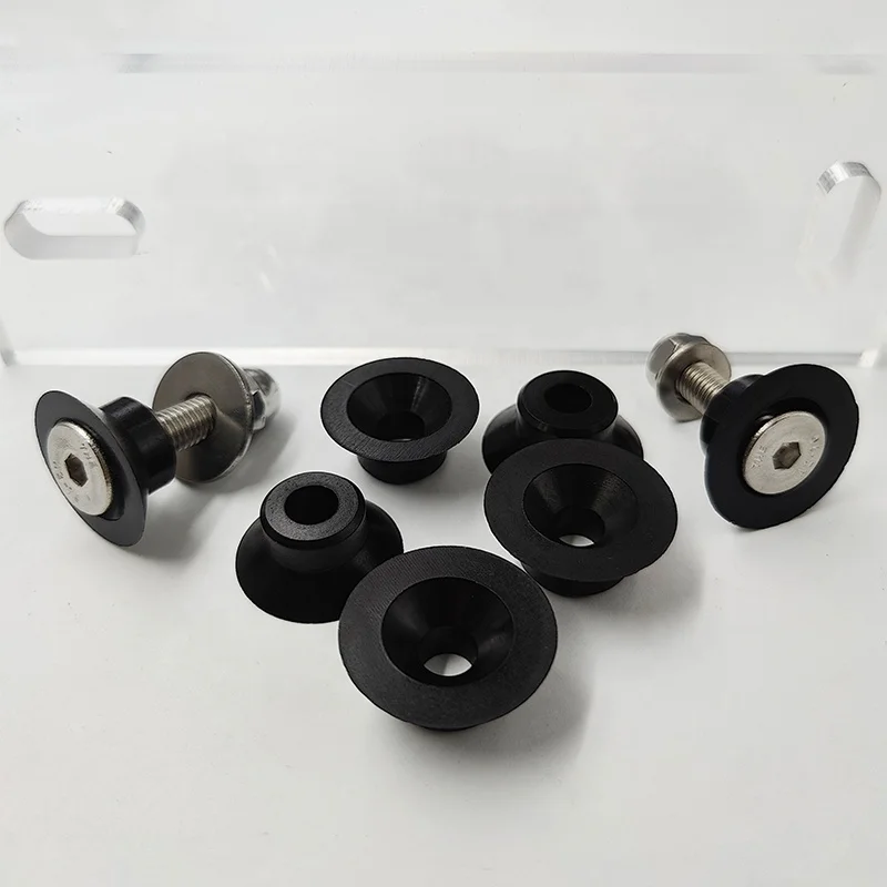 Yosh ayol ozining mushukchasini yaqinroq suratda korsatmoqda.