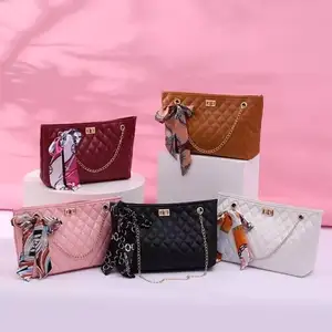 2022 Hiot Sale Small Square Chain Women Handbags Chain Strap Messenger Purses Fashion Handbags for Ladies