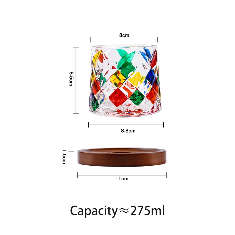 Capace rotative de sticlă de whisky cu fundal din lemn