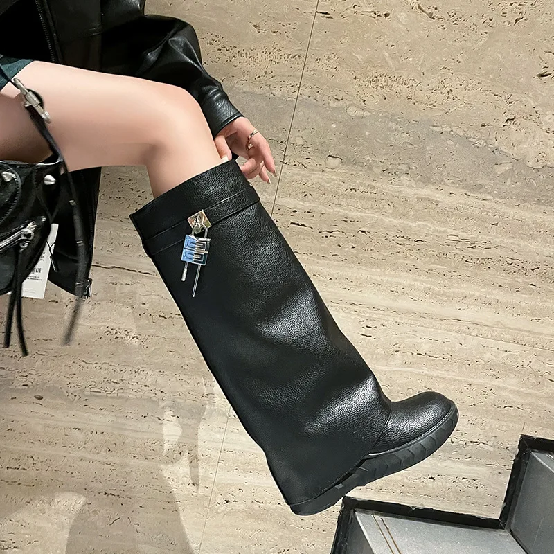 Damen Overknees Stiefel – Shark Boots Mit Plateauabsatz, Spitzer Kappe & Dehnbarem Schaft, Aus Veganem Leder