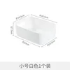 Caja de almacenamiento pequeña blanca.