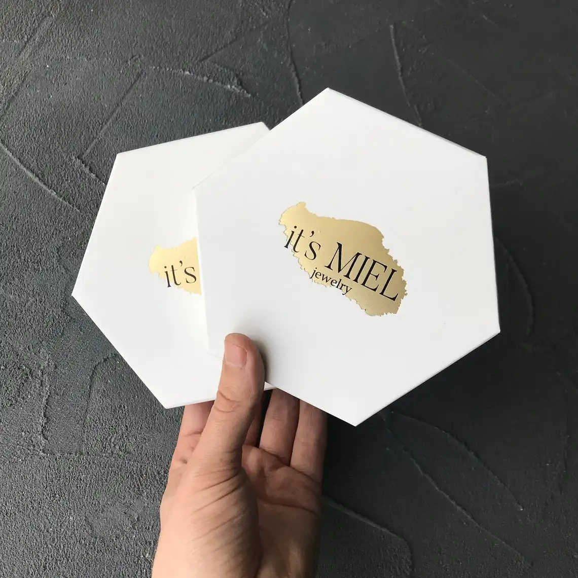 กล่องของขวัญรูปหกเหลี่ยมแบบพรีเมียมสั่งทำพิเศษ พร้อมโลโก้ที่กำหนดเอง ใช้เทคนิคการปั๊มร้อน (Hot Stamping) คุณภาพเยี่ยม ผลิตจากกระดาษที่เป็นมิตรต่อสิ่งแวดล้อม สำหรับบรรจุภัณฑ์เครื่องประดับ