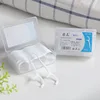 Caja de 50 unidades de hilo dental.