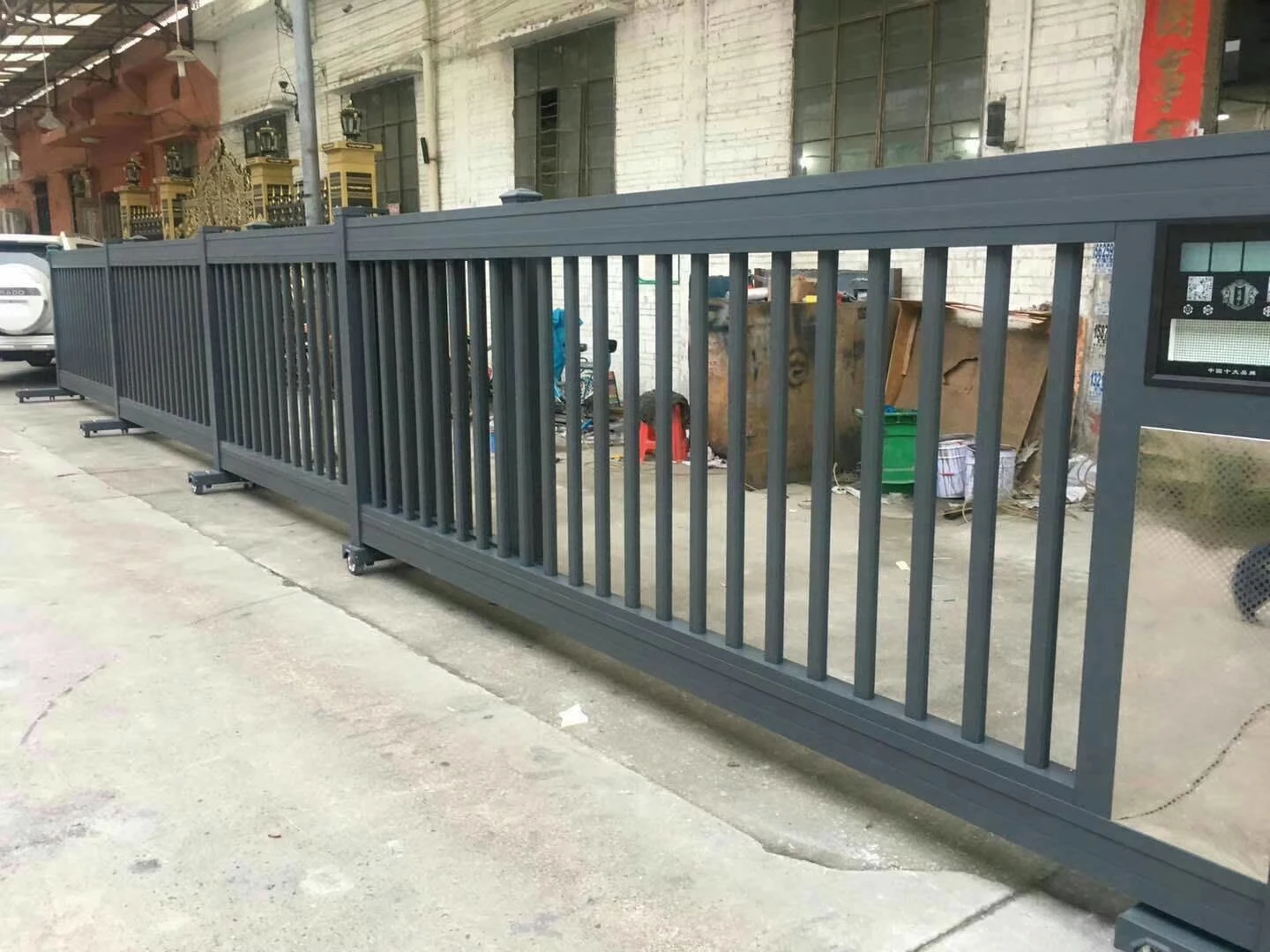Retractable and Safety Single Main Gate Designs with Grill for Kerala Home
