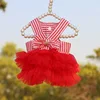 Vestido rojo brillante con tirantes y rayas verticales