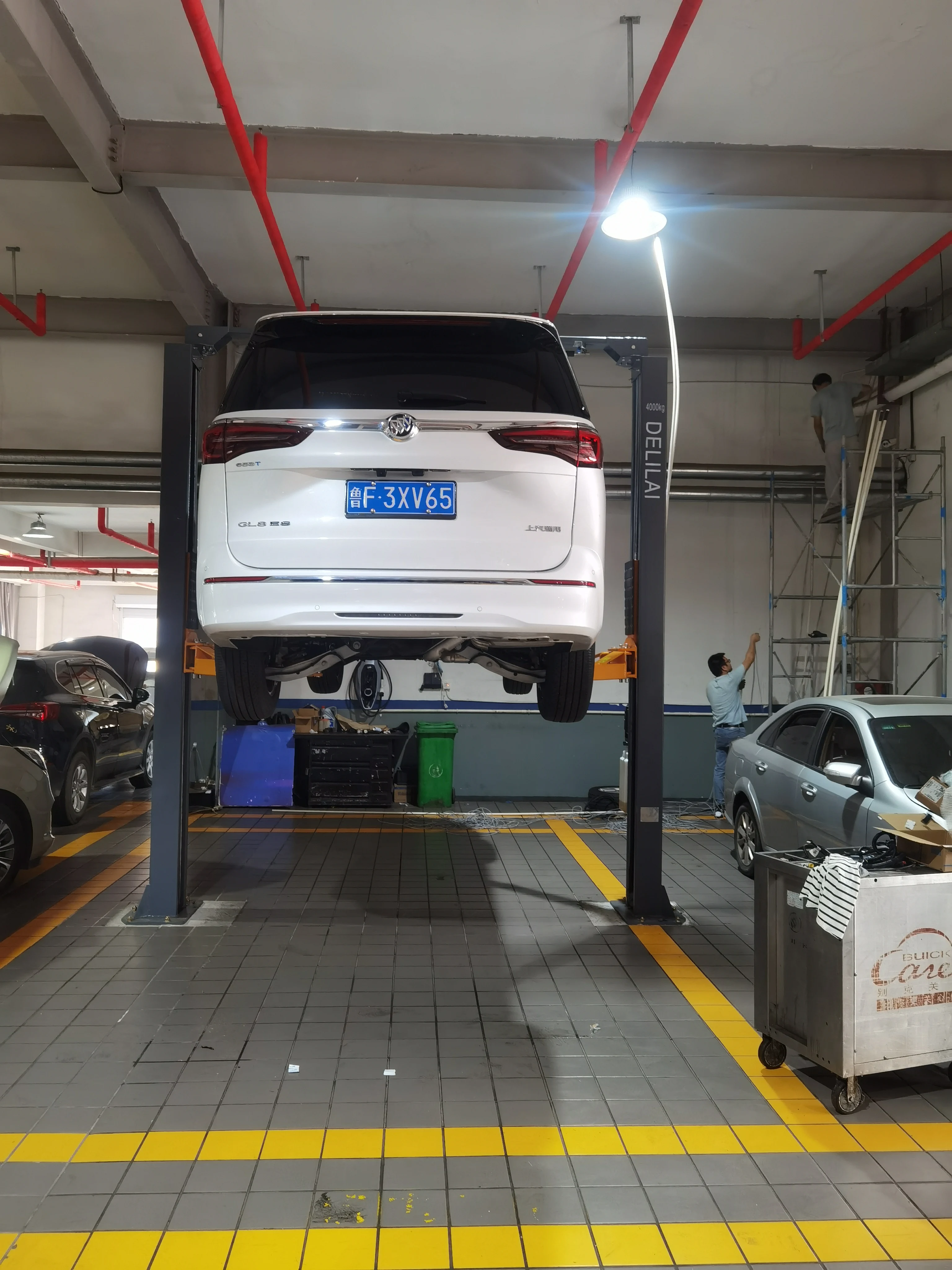 Manual Release Porch Design Two Post Car Lift, Double Cylinder Hydraulic Lift Two Post ,Adjustable Two Post Car Lift