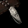 Pendentif nu de cigale en cristal blanc coloré