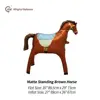Cavallo marrone in piedi opaco