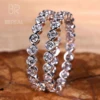 Anillo con piedra lateral redonda