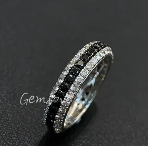 Fashionable unisex 18K gold ring featuring an IGI-certified lab-grown round-cut diamond, suitable for both men and women