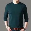Verde oscuro, cuello redondo, manga larga.