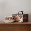 Tazza e piattino con fiore di gardenia rossa - confezione colorata
