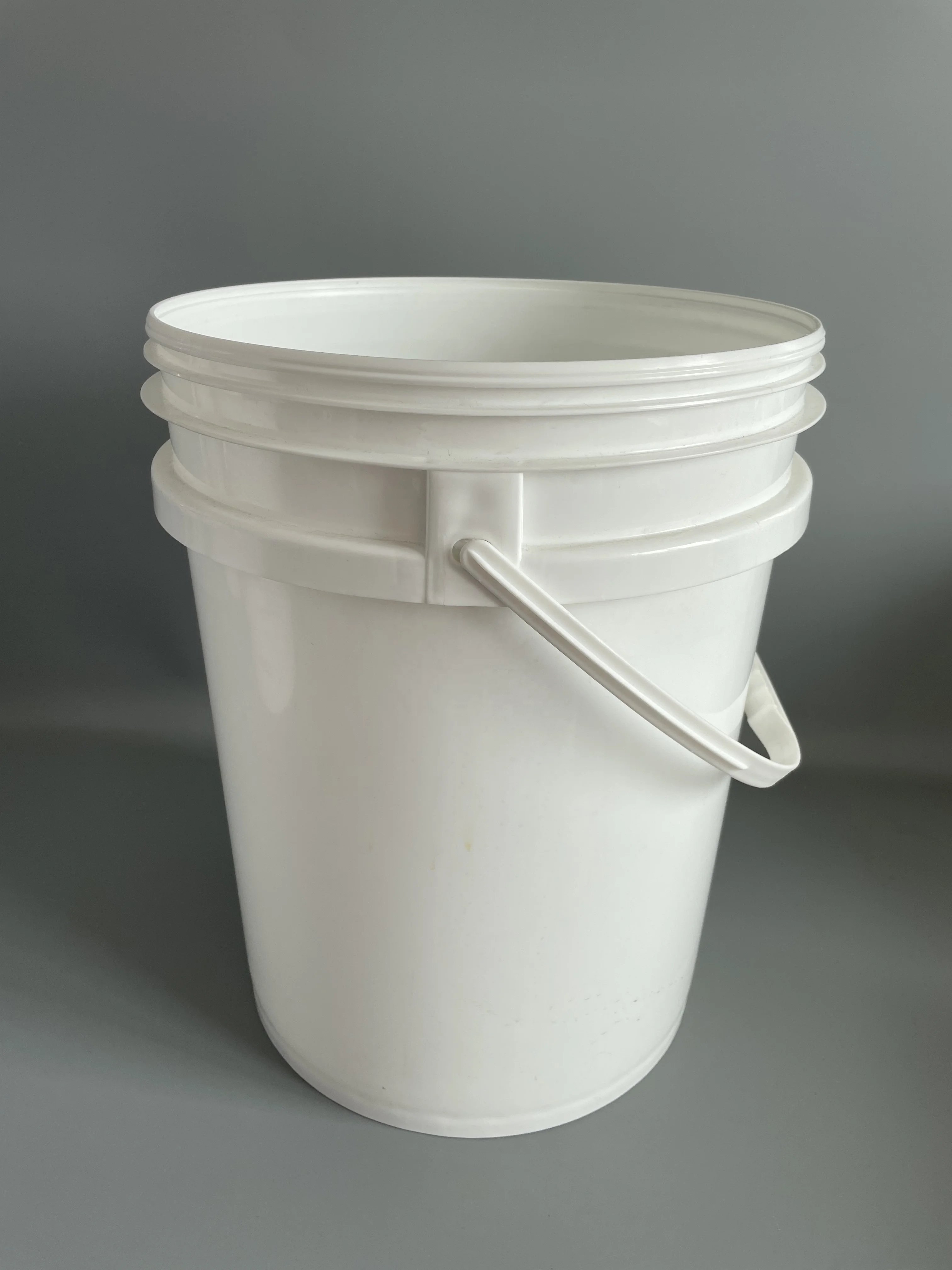 20L Plastic Bucket with Spout Round Lubricant Engine Oil Bucket